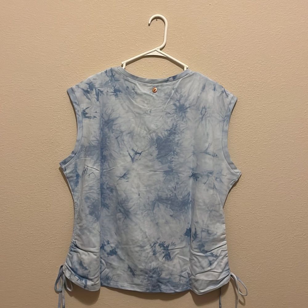 LIVI Crew-Neck Ruched-Side Tank - Picture 4 of 6